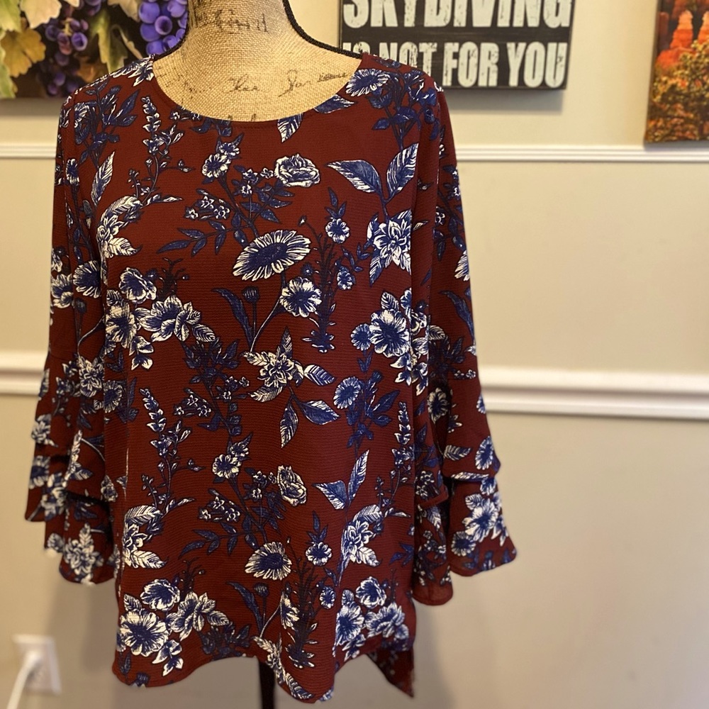 Gibson cute blouse with bell sleeves- M